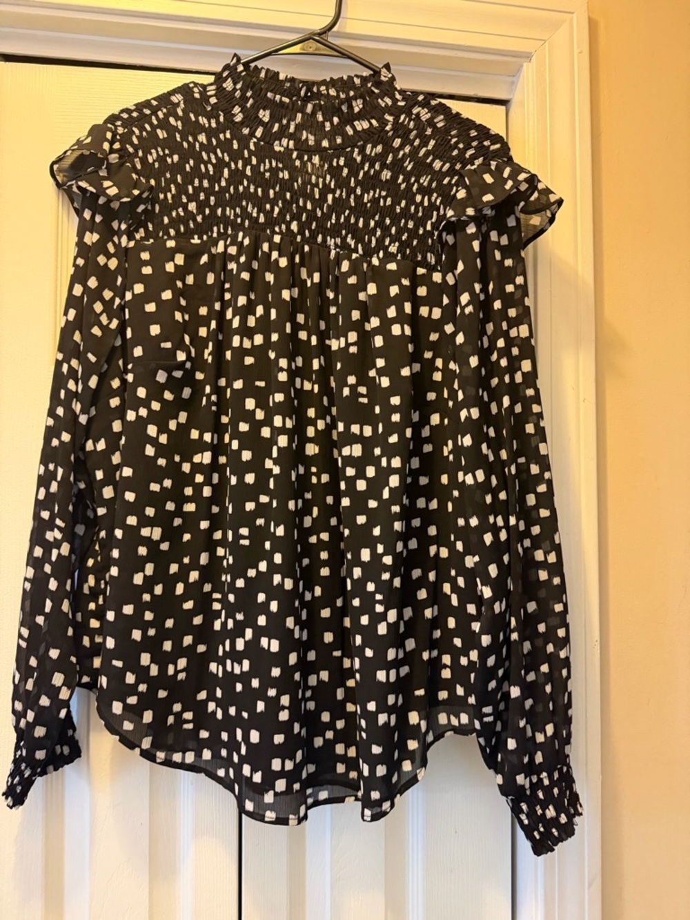 Torrid Size 1 Women’s Black & White Smocked Neck Long Sleeve Top